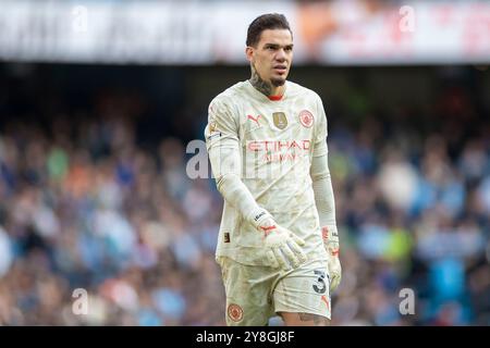 Manchester, Großbritannien. Oktober 2024. Ederson während des Premier League-Spiels zwischen Manchester City und Fulham im Etihad Stadium, Manchester am Samstag, den 5. Oktober 2024. (Foto: Mike Morese | MI News) Credit: MI News & Sport /Alamy Live News Stockfoto