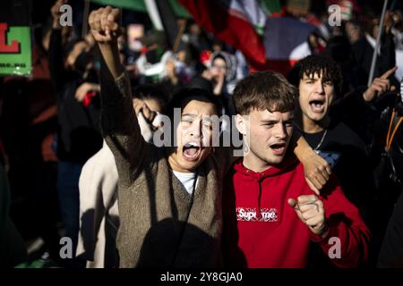 Amsterdam, Niederlande. Oktober 2024. AMSTERDAM - Demonstranten während eines pro-palästinensischen marsches vom Damplein zum Museumsplatz in der Innenstadt von Amsterdam. Die Palästinensische Gemeinschaft Niederlande hat zusammen mit einer breiten Koalition von Organisationen, einschließlich der internationalen Sozialisten, auf die Lage des palästinensischen Volkes in Gaza mit der Aktion hingewiesen. ANP RAMON VAN FLYMEN niederlande Out - belgien Out Credit: ANP/Alamy Live News Stockfoto