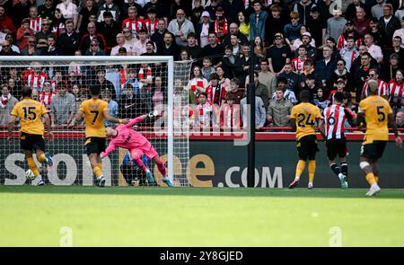 Oktober 2024; Gtech Community Stadium, Brentford, London, England; Premier League Football, Brentford gegen Wolverhampton Wanderers; Christian Norgaard aus Brentford schießt und trifft 3-2 in der 28. Minute Stockfoto