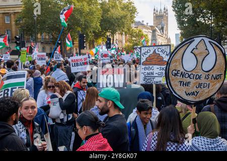 London, Großbritannien. Oktober 2024. März für Palästina. Anhänger Palästinas marschieren für ein Ende des Krieges in Gaza. Schätzungen zufolge wurden in Gaza rund 41.000 Menschen getötet, davon etwa die Hälfte Kinder. Die fordern einen sofortigen Waffenstillstand und ein Ende der Angriffe auf den Libanon. Die israelische Gegendemonstration fordert die sofortige Freilassung der Geiseln nach dem Massaker am 7. Oktober. Quelle: Karl Black/Alamy Live News Stockfoto
