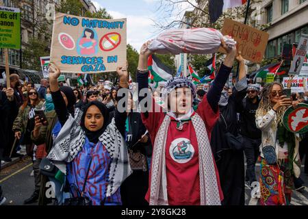 London, Großbritannien. Oktober 2024. März für Palästina. Anhänger Palästinas marschieren für ein Ende des Krieges in Gaza. Schätzungen zufolge wurden in Gaza rund 41.000 Menschen getötet, davon etwa die Hälfte Kinder. Die fordern einen sofortigen Waffenstillstand und ein Ende der Angriffe auf den Libanon. Die israelische Gegendemonstration fordert die sofortige Freilassung der Geiseln nach dem Massaker am 7. Oktober. Quelle: Karl Black/Alamy Live News Stockfoto