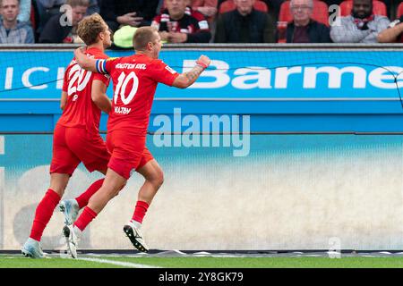 Leverkusen, Deutschland. Oktober 2024. LEVERKUSEN, DEUTSCHLAND - 5. OKTOBER: Jann-Fiete Arp aus Holstein Kiel feiert nach dem zweiten Tor des Teams mit Lewis Holtby aus Holstein Kiel beim Bundesliga-Spiel zwischen Bayer 04 Leverkusen und Holstein Kiel am 5. Oktober 2024 in der BayArena in Leverkusen. (Foto von Joris Verwijst/Orange Pictures) Credit: Orange Pics BV/Alamy Live News Stockfoto