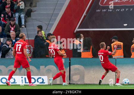 Leverkusen, Deutschland. Oktober 2024. LEVERKUSEN, DEUTSCHLAND - 5. OKTOBER: Jann-Fiete Arp aus Holstein Kiel feiert nach dem zweiten Tor des Teams mit Lewis Holtby aus Holstein Kiel beim Bundesliga-Spiel zwischen Bayer 04 Leverkusen und Holstein Kiel am 5. Oktober 2024 in der BayArena in Leverkusen. (Foto von Joris Verwijst/Orange Pictures) Credit: Orange Pics BV/Alamy Live News Stockfoto