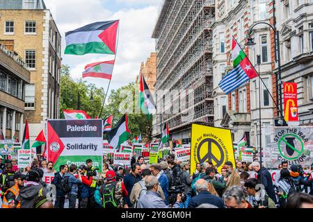 London, Großbritannien. Oktober 2024. Palästina protestiert ein Jahr später und fordert ein „Ende des Völkermords“, einen Waffenstillstand, die Hände vom Libanon ab und stoppt die Bewaffnung Israels. Der Protest wurde von Stop the war, der Palästinensischen Solidaritätskampagne UK und Friends of Al Aqsa und anderen organisiert. Guy Bell/Alamy Live News Stockfoto