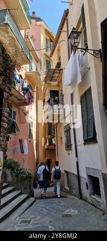 Touristen in einer typischen engen italienischen Straße in der historischen Stadt Monterosso al Mare, Cinque Terre, Italien Stockfoto