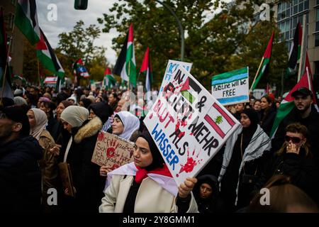 Berlin, Deutschland. Oktober 2024. Anlässlich des ersten Jahrestages des Angriffs der Hamas auf Israel auf dem Platz der Luftbrücke findet eine pro-palästinensische Demonstration statt. Quelle: Jörg Carstensen/dpa/Alamy Live News Stockfoto