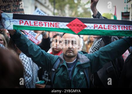 London, Vereinigtes Königreich. Oktober 2024. Demonstranten gehen eine nationale Demonstration in Solidarität mit Palästina, um einen Waffenstillstand und das Ende des Völkermords in Gaza zu fordern. Laura Gaggero/Alamy Live News Stockfoto