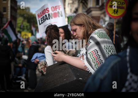 London, Vereinigtes Königreich. Oktober 2024. Demonstranten gehen eine nationale Demonstration in Solidarität mit Palästina, um einen Waffenstillstand und das Ende des Völkermords in Gaza zu fordern. Laura Gaggero/Alamy Live News Stockfoto