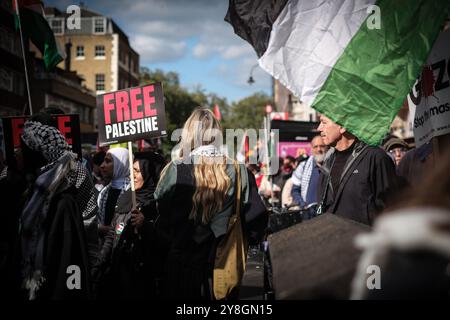 London, Vereinigtes Königreich. Oktober 2024. Demonstranten gehen eine nationale Demonstration in Solidarität mit Palästina, um einen Waffenstillstand und das Ende des Völkermords in Gaza zu fordern. Laura Gaggero/Alamy Live News Stockfoto