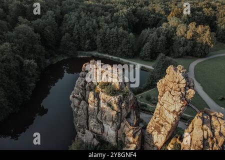 Naturattraktionen in Deutschland Drohnenblick auf die Externsteine, eine Sandsteinformation im Teutoburger Wald Stockfoto