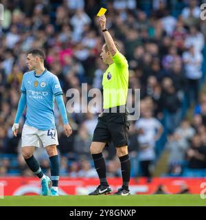 Manchester, Großbritannien. Oktober 2024. Schiedsrichter Peter Bankes zeigt eine gelbe Karte für Calvin Bassey #3 von Fulham FC während des Premier League-Spiels zwischen Manchester City und Fulham im Etihad Stadium, Manchester am Samstag, den 5. Oktober 2024. (Foto: Mike Morese | MI News) Credit: MI News & Sport /Alamy Live News Stockfoto