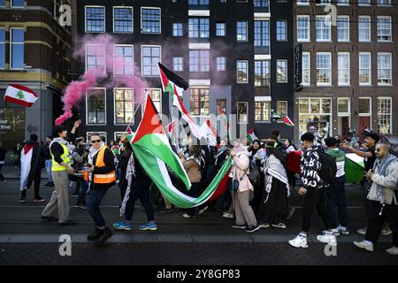 Amsterdam, Niederlande. Oktober 2024. AMSTERDAM - Demonstranten während eines pro-palästinensischen marsches vom Damplein zum Museumsplatz in der Innenstadt von Amsterdam. Die Palästinensische Gemeinschaft Niederlande hat zusammen mit einer breiten Koalition von Organisationen, einschließlich der internationalen Sozialisten, auf die Lage des palästinensischen Volkes in Gaza mit der Aktion hingewiesen. ANP RAMON VAN FLYMEN niederlande Out - belgien Out Credit: ANP/Alamy Live News Stockfoto