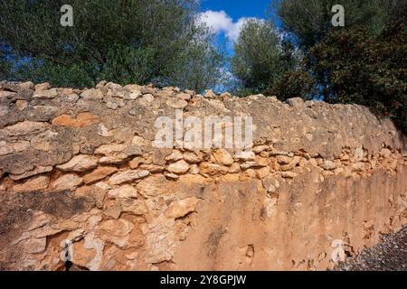 Mörtelwand, Erde und Steine, Llucmajor, Mallorca, Balearen, Spanien. Stockfoto