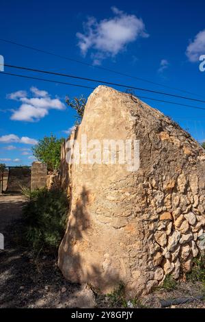 Mörtelwand, Erde und Steine, Llucmajor, Mallorca, Balearen, Spanien. Stockfoto