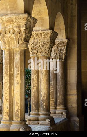 Kreuzgang von San Pedro el viejo mit halbkreisförmigen Bögen, unterstützt von doppelpaarigen Säulen, Kloster San Pedro el Viejo, Huesca, Aragon Gemeinde, Spanien. Stockfoto