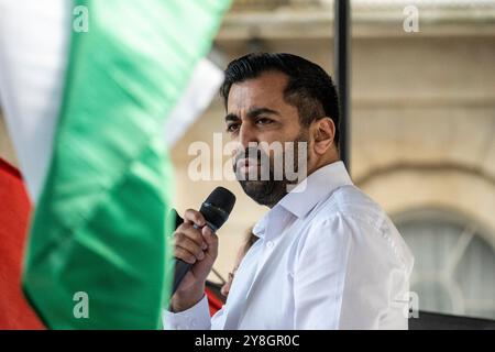 London, Großbritannien. 5. Oktober 2024. Humza Yousaf, ehemaliger schottischer Premierminister, schließt sich den Pro-Palästina-Anhängern bei einem Nationalmarsch für Palästina bei einer Kundgebung in Whitehall an, in der ein sofortiger Waffenstillstand, ein Ende der Waffenverkäufe an Israel und ein Ende der Feindseligkeiten in Gaza gefordert werden. Da sich der einjährige Jahrestag des Angriffs der Hamas am 7. Oktober und der darauf folgenden Aktionen Israels nähert, ist Israel nun an Aktionen gegen die Hisbollah im Libanon beteiligt. Quelle: Stephen Chung / Alamy Live News Stockfoto