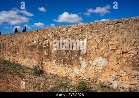 Mörtelwand, Erde und Steine, Llucmajor, Mallorca, Balearen, Spanien. Stockfoto