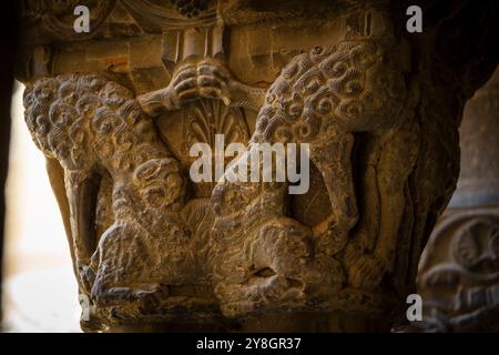 Wölfe in Schafskleidung fressen einen Widder, romanische Hauptstadt im Kreuzgang, Kloster San Pedro el Viejo, Huesca, Gemeinde Aragon, Spanien. Stockfoto