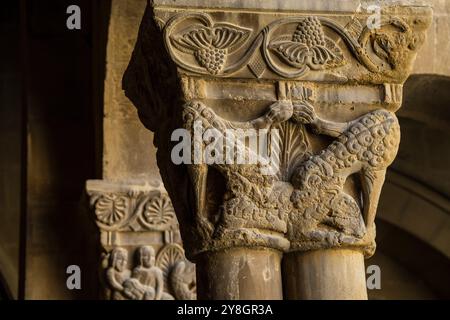 Wölfe in Schafskleidung fressen einen Widder, romanische Hauptstadt im Kreuzgang, Kloster San Pedro el Viejo, Huesca, Gemeinde Aragon, Spanien. Stockfoto