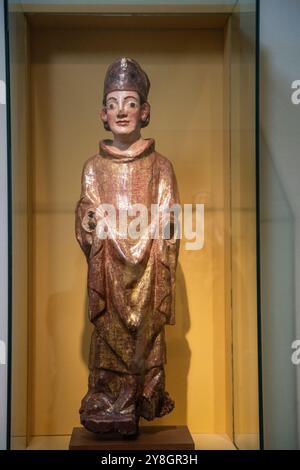 Heiliger Bischof, vergoldete und polychrome Holzschnitzerei, 12. Jahrhundert, Diözesanmuseum Huesca, Aragonien, Spanien. Stockfoto