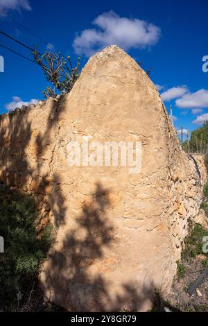 Mörtelwand, Erde und Steine, Llucmajor, Mallorca, Balearen, Spanien. Stockfoto