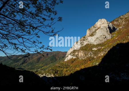 Puntal de Lenito 2286 m, Camino de los Ganchos y Boca del Infierno, Tal von Hecho, westliche Täler, Pyrenäengebirge, Provinz Huesca, Aragonien, Spanien. Stockfoto