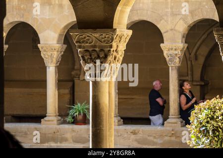 Kreuzgang von San Pedro el viejo mit halbkreisförmigen Bögen, unterstützt von doppelpaarigen Säulen, Kloster San Pedro el Viejo, Huesca, Aragon Gemeinde, Spanien. Stockfoto