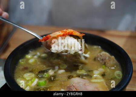 Haejang-guk oder Kater-Suppe bezeichnet jede Art von Suppe, die als Kater-Heilmittel in der koreanischen Küche gegessen wird Stockfoto