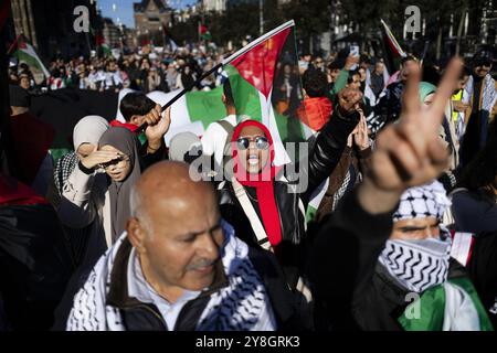 Amsterdam, Niederlande. Oktober 2024. AMSTERDAM - Demonstranten während eines pro-palästinensischen marsches vom Damplein zum Museumsplatz in der Innenstadt von Amsterdam. Die Palästinensische Gemeinschaft Niederlande hat zusammen mit einer breiten Koalition von Organisationen, einschließlich der internationalen Sozialisten, auf die Lage des palästinensischen Volkes in Gaza mit der Aktion hingewiesen. ANP RAMON VAN FLYMEN niederlande Out - belgien Out Credit: ANP/Alamy Live News Stockfoto