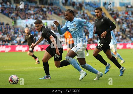 Pol Valentin (links) am Mittwoch von Sheffield und Haji Wright von Coventry City kämpfen um den Ball während des Sky Bet Championship-Spiels in der Coventry Building Society Arena in Coventry. Bilddatum: Samstag, 5. Oktober 2024. Stockfoto