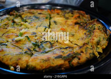 Fischpfannkuchen ist ein traditionelles koreanisches Gericht, das aus Meeresfrüchten und grünen Zwiebeln zubereitet wird. Stockfoto