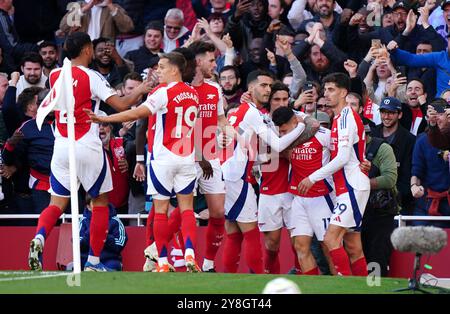 Arsenals Gabriel Martinelli (2. Rechts) feiert das zweite Tor ihrer Mannschaft während des Premier League-Spiels im Emirates Stadium in London. Bilddatum: Samstag, 5. Oktober 2024. Stockfoto