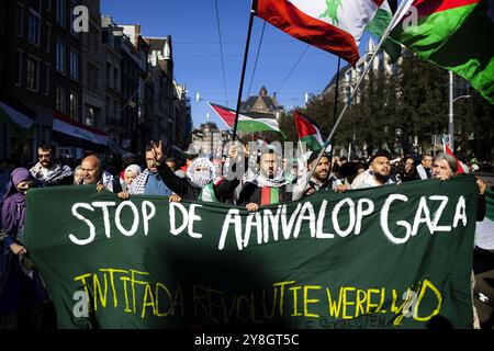 Amsterdam, Niederlande. Oktober 2024. AMSTERDAM - Demonstranten während eines pro-palästinensischen marsches vom Damplein zum Museumsplatz in der Innenstadt von Amsterdam. Die Palästinensische Gemeinschaft Niederlande hat zusammen mit einer breiten Koalition von Organisationen, einschließlich der internationalen Sozialisten, auf die Lage des palästinensischen Volkes in Gaza mit der Aktion hingewiesen. ANP RAMON VAN FLYMEN niederlande Out - belgien Out Credit: ANP/Alamy Live News Stockfoto