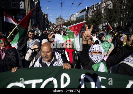 Amsterdam, Niederlande. Oktober 2024. AMSTERDAM - Demonstranten während eines pro-palästinensischen marsches vom Damplein zum Museumsplatz in der Innenstadt von Amsterdam. Die Palästinensische Gemeinschaft Niederlande hat zusammen mit einer breiten Koalition von Organisationen, einschließlich der internationalen Sozialisten, auf die Lage des palästinensischen Volkes in Gaza mit der Aktion hingewiesen. ANP RAMON VAN FLYMEN niederlande Out - belgien Out Credit: ANP/Alamy Live News Stockfoto