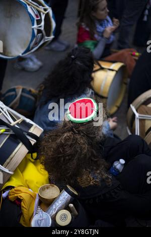 Amsterdam, Niederlande. Oktober 2024. AMSTERDAM - Demonstranten während eines pro-palästinensischen Protestes auf dem Dam-Platz in der Innenstadt von Amsterdam. Die Palästinensische Gemeinschaft Niederlande hat zusammen mit einer breiten Koalition von Organisationen, einschließlich der internationalen Sozialisten, auf die Lage des palästinensischen Volkes in Gaza mit der Aktion hingewiesen. ANP RAMON VAN FLYMEN niederlande Out - belgien Out Credit: ANP/Alamy Live News Stockfoto