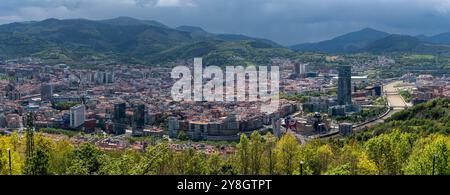 Panoramablick aus der Innenstadt von Bilbao und dem berühmten Guggenheim Museum vom Artxandako Hügel, Baskenland in Spanien Stockfoto