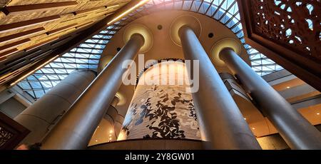 Foto von Inside the Westin Peachtree Plaza, mit Farbe (GA, Atlanta, 2024) Stockfoto