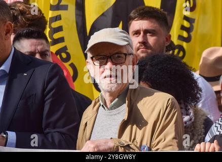 London, Großbritannien. Oktober 2024. Jeremy Corbyn nimmt Teil, als Tausende von Menschen in Zentral-London in Solidarität mit Palästina und dem Libanon marschieren, um den ersten Jahrestag des Krieges zwischen Israel und der Hamas zu begehen, der begann, als die Hamas am 7. Oktober 2023 beim Nova-Musikfestival Israelis tötete und entführte. Quelle: Vuk Valcic/Alamy Live News Stockfoto