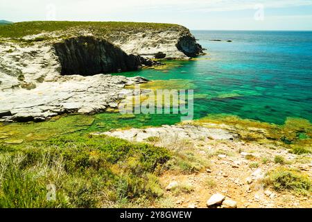 Die Klippen mit Blick auf das Meer des Strandes ​​Cala della Signora an der Westküste der Insel Sant'Antioco im Süden Sardiniens, Italien Stockfoto