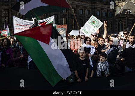 Amsterdam, Niederlande. Oktober 2024. AMSTERDAM - Demonstranten während eines pro-palästinensischen Protestes auf dem Dam-Platz in der Innenstadt von Amsterdam. Die Palästinensische Gemeinschaft Niederlande hat zusammen mit einer breiten Koalition von Organisationen, einschließlich der internationalen Sozialisten, auf die Lage des palästinensischen Volkes in Gaza mit der Aktion hingewiesen. ANP RAMON VAN FLYMEN niederlande Out - belgien Out Credit: ANP/Alamy Live News Stockfoto