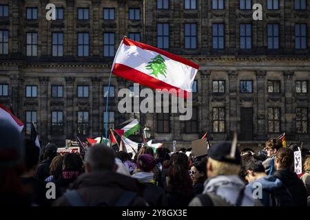 Amsterdam, Niederlande. Oktober 2024. AMSTERDAM - Demonstranten während eines pro-palästinensischen Protestes auf dem Dam-Platz in der Innenstadt von Amsterdam. Die Palästinensische Gemeinschaft Niederlande hat zusammen mit einer breiten Koalition von Organisationen, einschließlich der internationalen Sozialisten, auf die Lage des palästinensischen Volkes in Gaza mit der Aktion hingewiesen. ANP RAMON VAN FLYMEN niederlande Out - belgien Out Credit: ANP/Alamy Live News Stockfoto