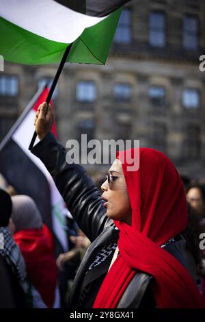 Amsterdam, Niederlande. Oktober 2024. AMSTERDAM - Demonstranten während eines pro-palästinensischen Protestes auf dem Dam-Platz in der Innenstadt von Amsterdam. Die Palästinensische Gemeinschaft Niederlande hat zusammen mit einer breiten Koalition von Organisationen, einschließlich der internationalen Sozialisten, auf die Lage des palästinensischen Volkes in Gaza mit der Aktion hingewiesen. ANP RAMON VAN FLYMEN niederlande Out - belgien Out Credit: ANP/Alamy Live News Stockfoto