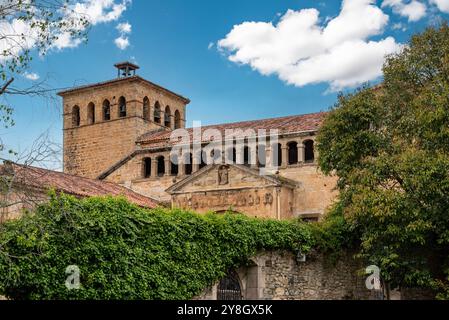 Architektonische Details der romanischen Stiftskirche Santillana oder Colegiata de Santa Juliana in der mittelalterlichen Kleinstadt Santillana del Mar, Stockfoto