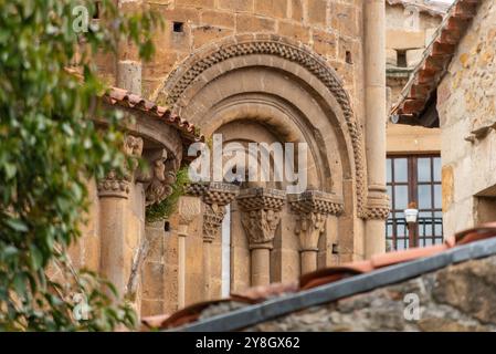 Architektonische Details der romanischen Stiftskirche Santillana oder Colegiata de Santa Juliana in der mittelalterlichen Kleinstadt Santillana del Mar, Stockfoto