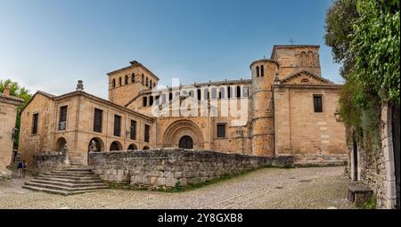 Architektonische Details der romanischen Stiftskirche Santillana oder Colegiata de Santa Juliana in der mittelalterlichen Kleinstadt Santillana del Mar, Stockfoto