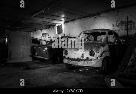 Werkstatt für Industriekraftwagen in Schwarz-weiß Stockfoto