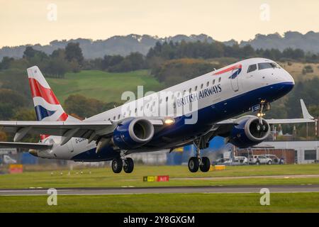 Ein British Airways Embraer 190 landet auf Einem regionalen Linienflug vom Flughafen London City am Flughafen Edinburgh. Stockfoto