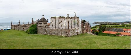 Ruhiger und historischer Steinfriedhof mit komplizierten Skulpturen und Engelstatuen mit Blick auf den Ozean, gelegen in Comillas am Atlantik Stockfoto