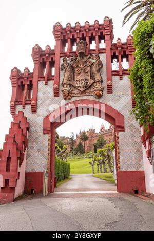 Das berühmte Tor Portalada bei der Comillas Foundation, International Center for Higher Spanish Studies, Universität von Kantabrien, Nordspanien Stockfoto