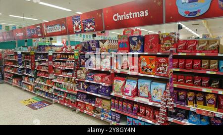 Supermarktregale voller Weihnachtsschokolade, Adventskalender und Süßigkeiten Stockfoto